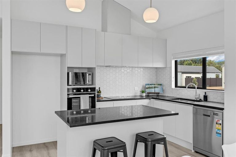 Photo of property in 2 Mataikokako Loop, Kawakawa Bay, 2585