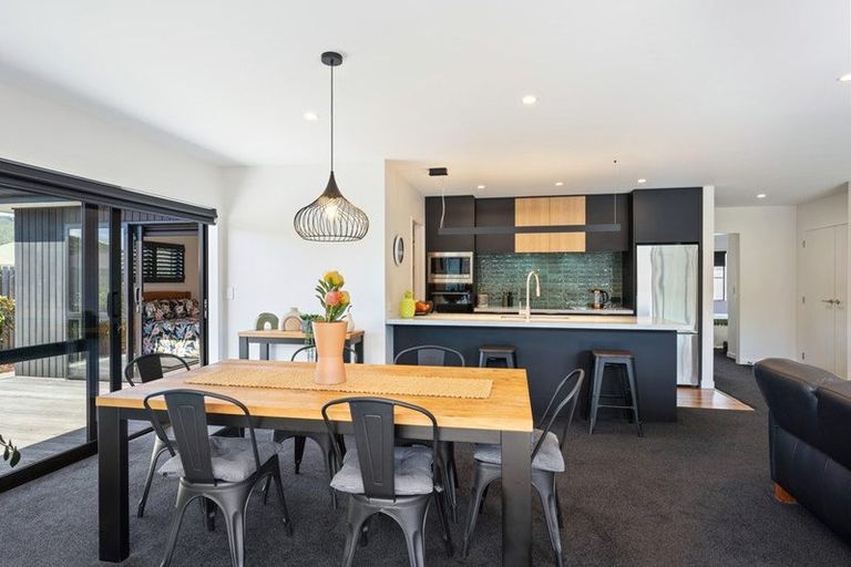 Photo of property in 17 Kaiwaru Place, Waikanae, 5036