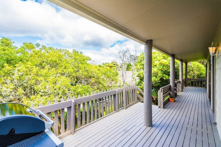 Photo of property in 33 Glen Vista Place, Bayview, Auckland, 0629