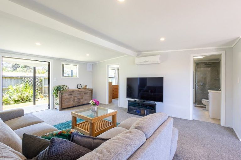 Photo of property in 6 Sea View Road, Baylys Beach, 0377