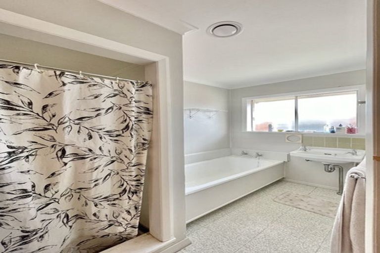 Photo of property in 58f1- Oregon Drive, Maoribank, Upper Hutt, 5018