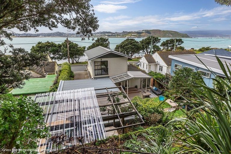 Photo of property in 318 Queens Drive, Lyall Bay, Wellington, 6022