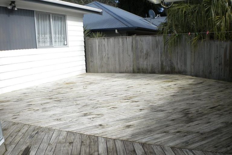 Photo of property in 100 Kemp Road, Massey, Auckland, 0614