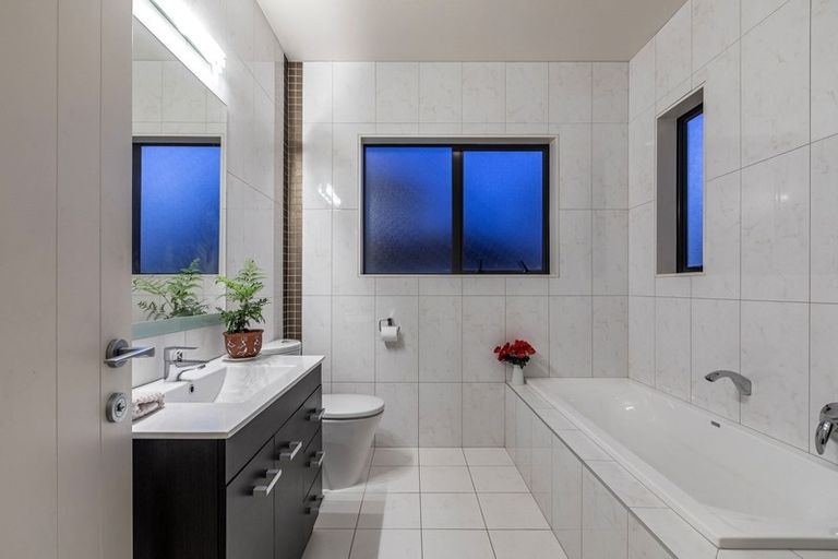 Photo of property in 10 Oak View Terrace, Schnapper Rock, Auckland, 0632