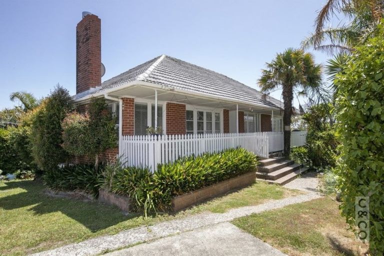 Photo of property in 94 Colwill Road, Massey, Auckland, 0614