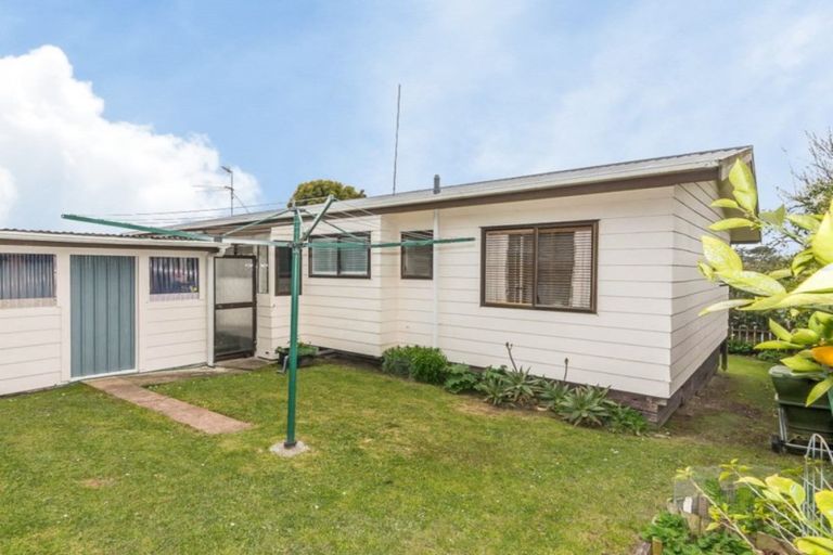 Photo of property in 28 Neil Avenue, Te Atatu Peninsula, Auckland, 0610