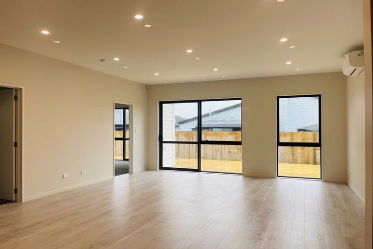 Photo of property in 21 Cronshaw Road, Karaka, 2113