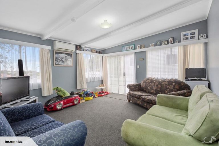 Photo of property in 8 Gahagan Way, Newlands, Wellington, 6037