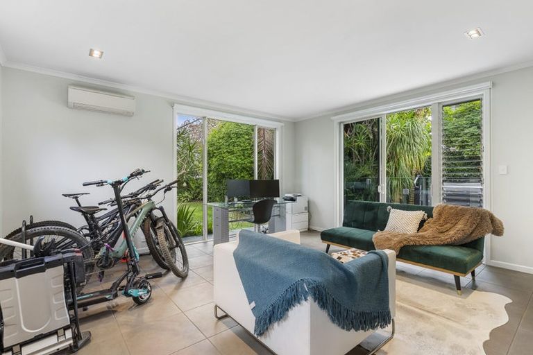Photo of property in 20 Marine Parade, Mellons Bay, Auckland, 2014