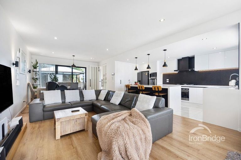 Photo of property in 21a Sovereign Place, Glenfield, Auckland, 0629