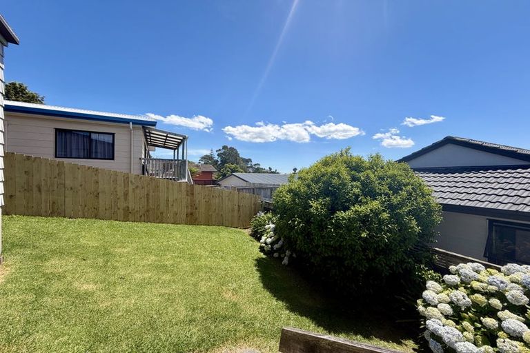Photo of property in 2/8 Sevilla Place, Unsworth Heights, Auckland, 0632