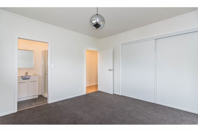 Photo of property in 6 Sheehan Road, Te Atatu South, Auckland, 0610