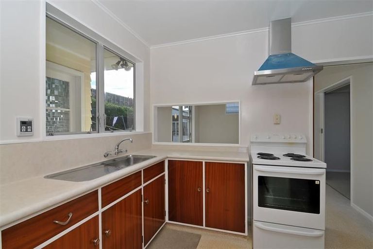 Photo of property in 25 Somes Crescent, Newlands, Wellington, 6037