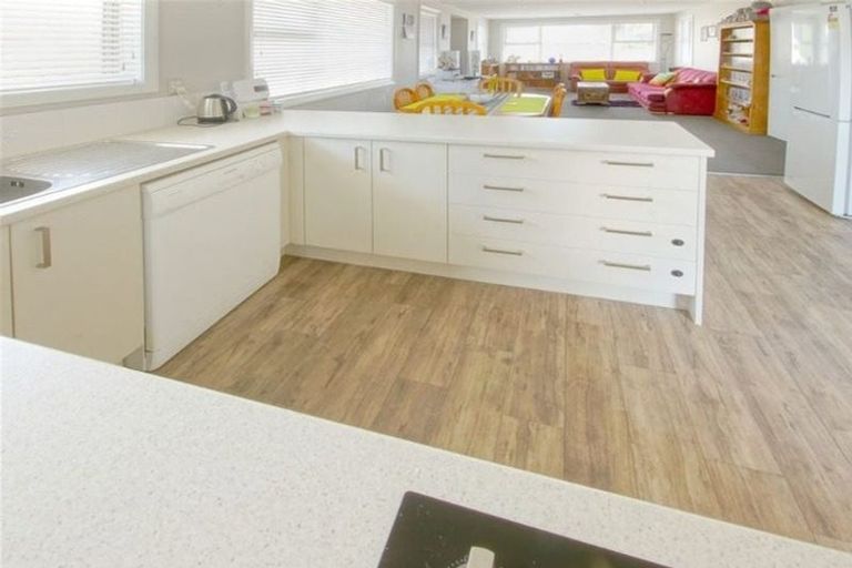 Photo of property in 1/57 Mcfaddens Road, St Albans, Christchurch, 8052