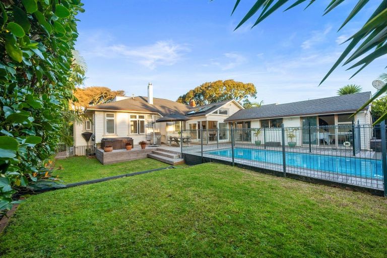 Photo of property in 8 Tiri Road, Milford, Auckland, 0620