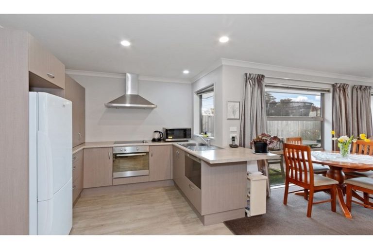 Photo of property in 33a Wilsons Road South, Saint Martins, Christchurch, 8022