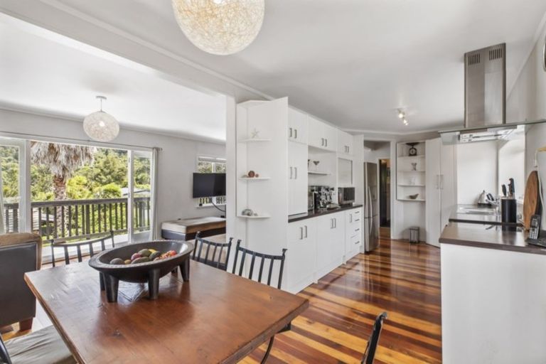 Photo of property in 18 Rimutaka Place, Titirangi, Auckland, 0604