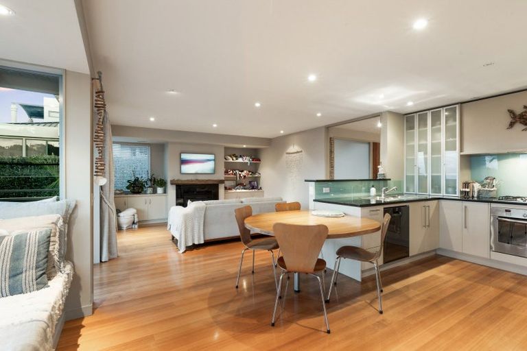 Photo of property in 12 Chelverton Terrace, Red Beach, 0932