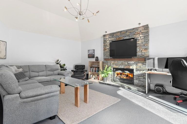 Photo of property in 2/1 Maple Court, Arthurs Point, Queenstown, 9371