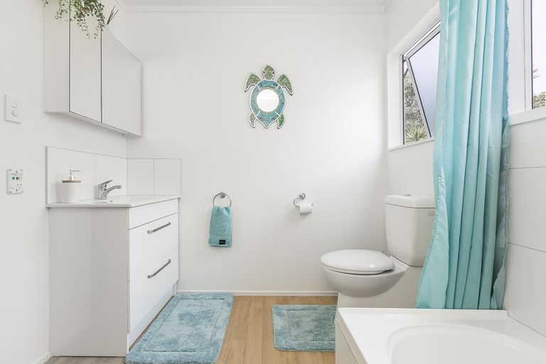 Photo of property in 2/39 Fairmount Road, Titirangi, Auckland, 0604