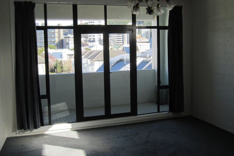 Photo of property in Endeavour Apartments, 13/125u Thorndon Quay, Pipitea, Wellington, 6011