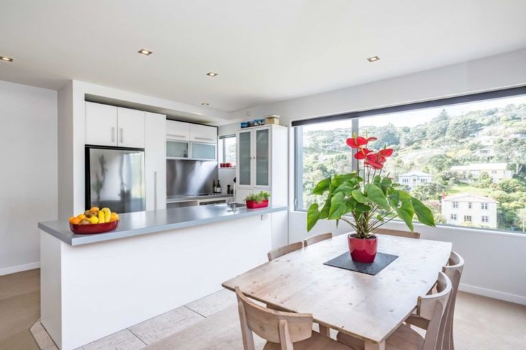 Photo of property in 33 Tiketike Way, Brooklyn, Wellington, 6021