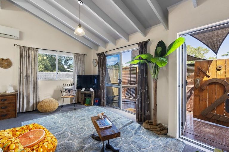 Photo of property in 2/46 Chippendale Crescent, Birkdale, Auckland, 0626