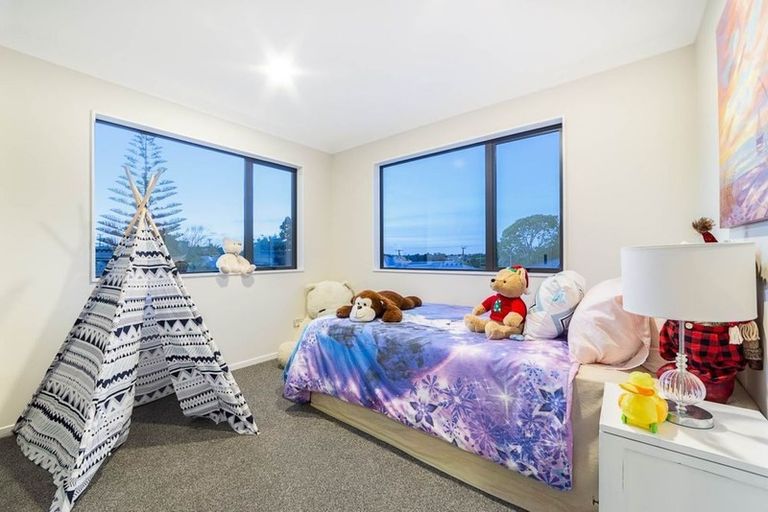 Photo of property in 27a Royal View Road, Te Atatu South, Auckland, 0610