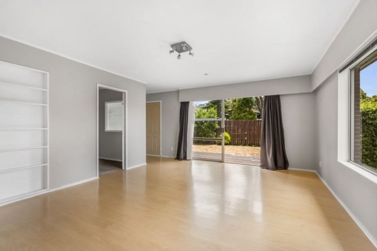 Photo of property in 2/9 Paruru Avenue, Northcote, Auckland, 0627