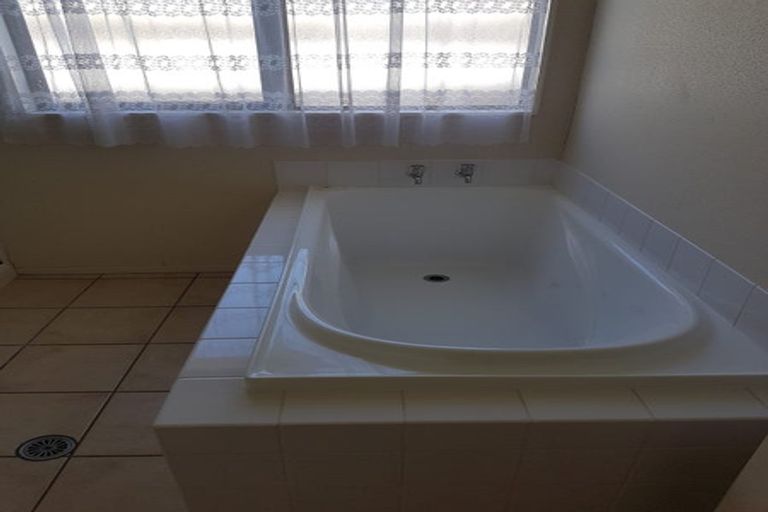 Photo of property in 6 Nier Place, East Tamaki Heights, Auckland, 2016