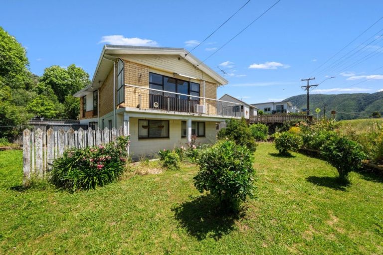 Photo of property in 60 Waikawa Road, Picton, 7220
