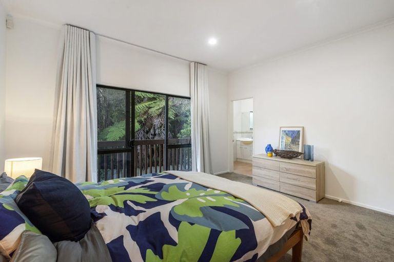 Photo of property in 11 Nottingham Place, Northcross, Auckland, 0630