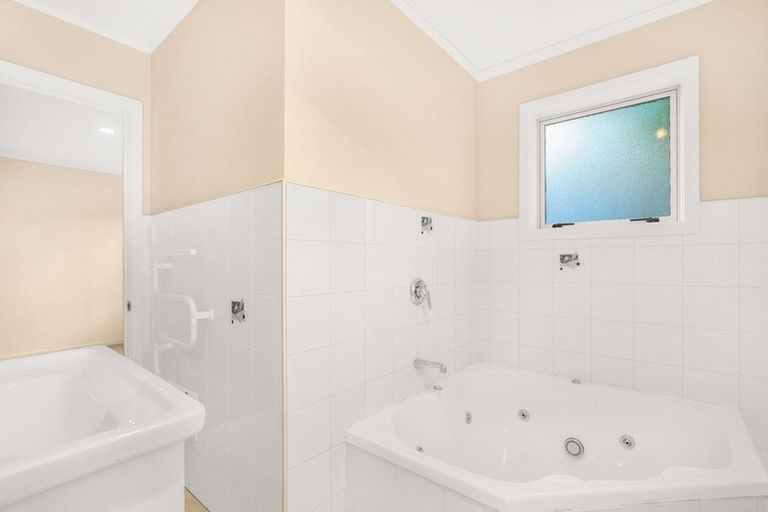 Photo of property in 13a Golf Road, New Lynn, Auckland, 0600