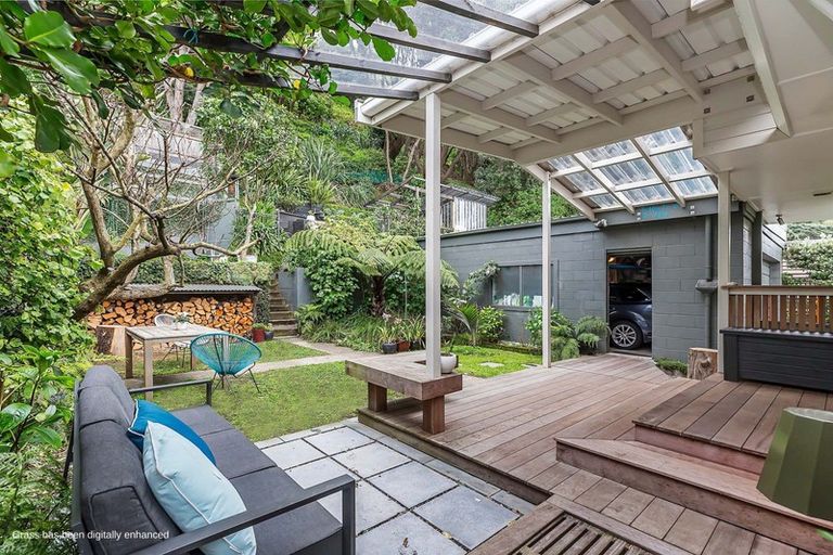 Photo of property in 318 Queens Drive, Lyall Bay, Wellington, 6022