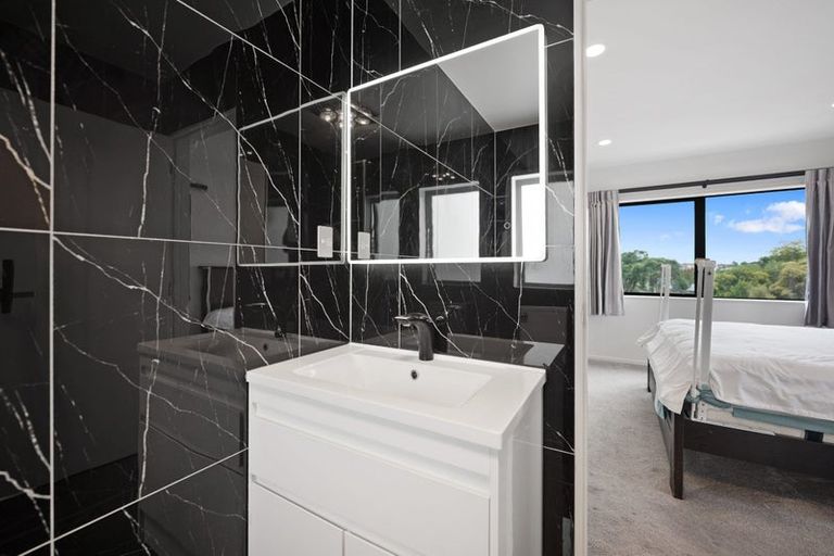Photo of property in 25a Athena Drive, Totara Vale, Auckland, 0629