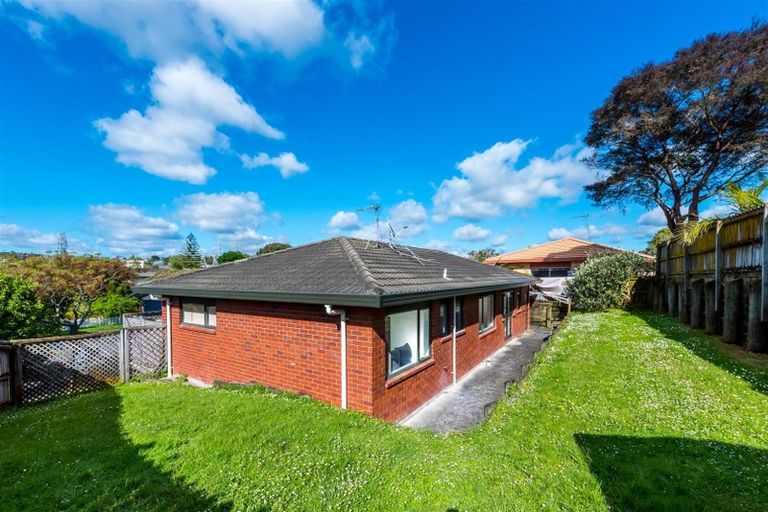 Photo of property in 30 Ginders Drive, Massey, Auckland, 0614