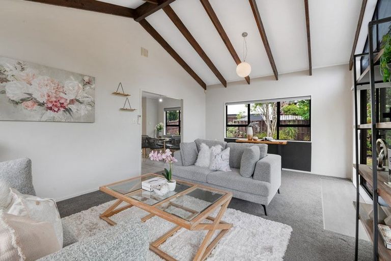Photo of property in 2/15 Tetrarch Place, Totara Vale, Auckland, 0629