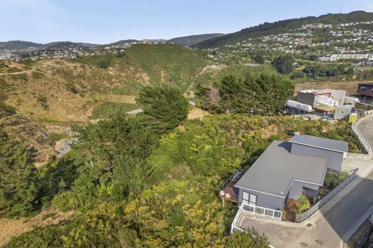 Photo of property in 16 Piper Way, Newlands, Wellington, 6037