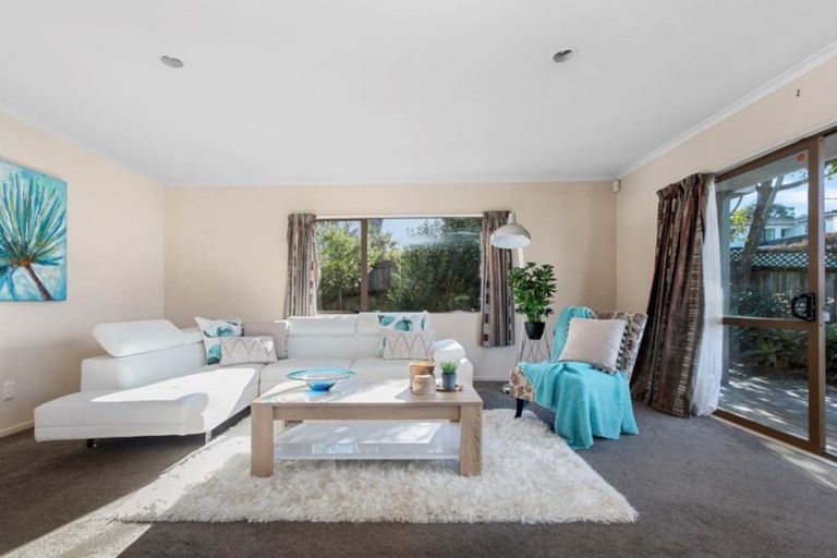 Photo of property in 25 Loughanure Place, Massey, Auckland, 0614