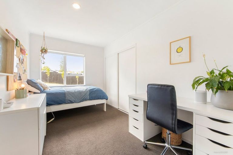 Photo of property in 8 Matipo Road, Te Atatu Peninsula, Auckland, 0610