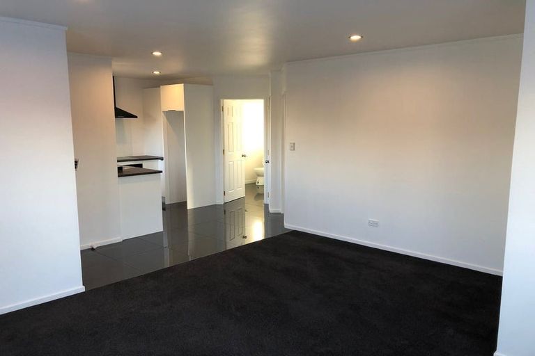 Photo of property in 1 Ryden Place, Glen Eden, Auckland, 0602