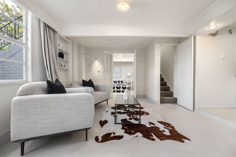 Photo of property in 14 Sovereign Place, Glenfield, Auckland, 0629