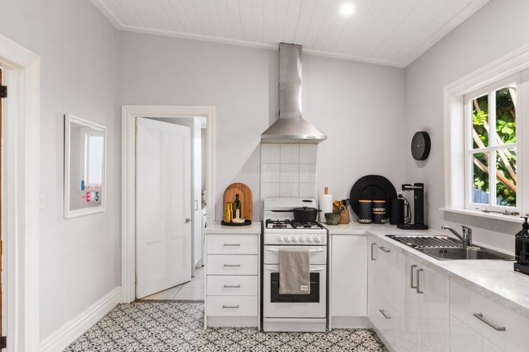 Photo of property in 14 Root Street, Gisborne, 4010