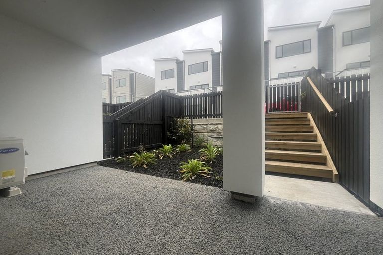 Photo of property in 2 Mikoikoi Crescent, Mangere Bridge, Auckland, 2022