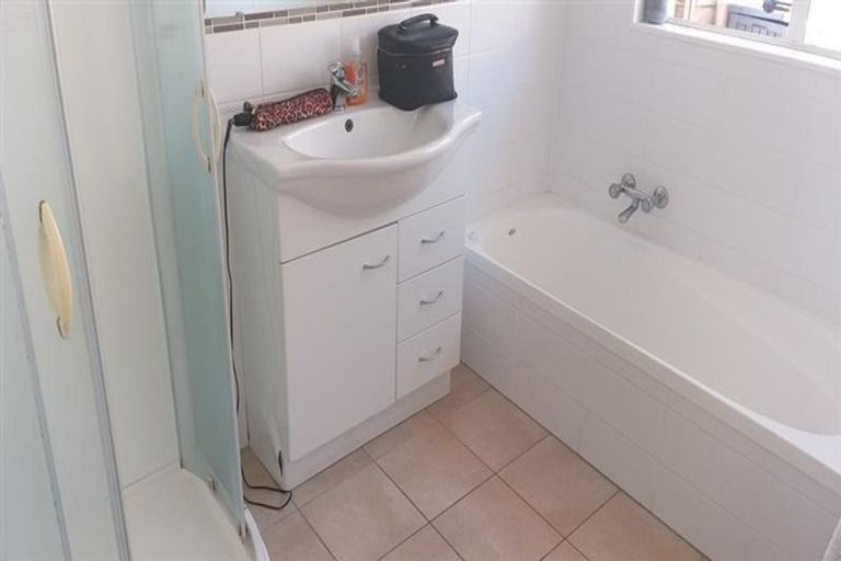 Photo of property in 3 Bernina Place, Weymouth, Auckland, 2103