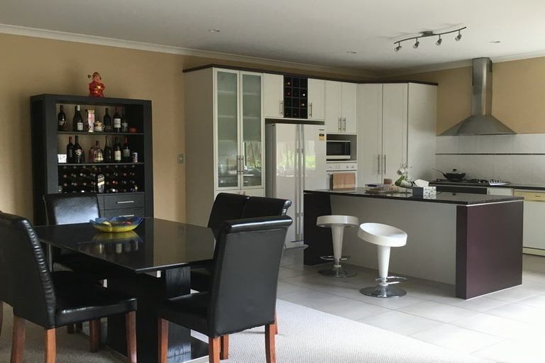 Photo of property in 6 Parkvale Grove, Te Atatu Peninsula, Auckland, 0610