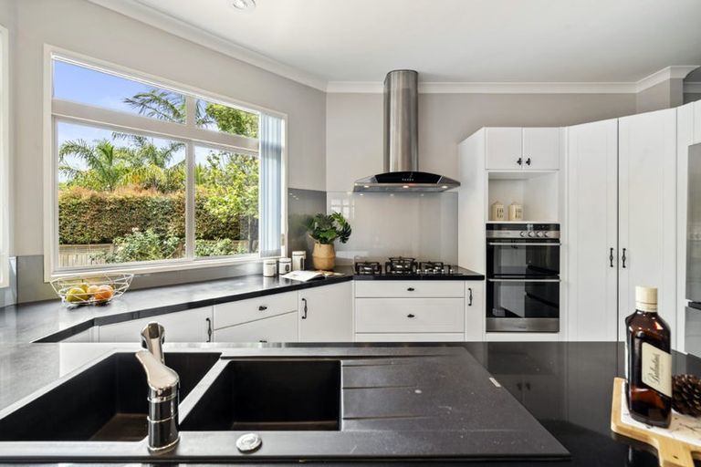 Photo of property in 11 English Oak Drive, Schnapper Rock, Auckland, 0632