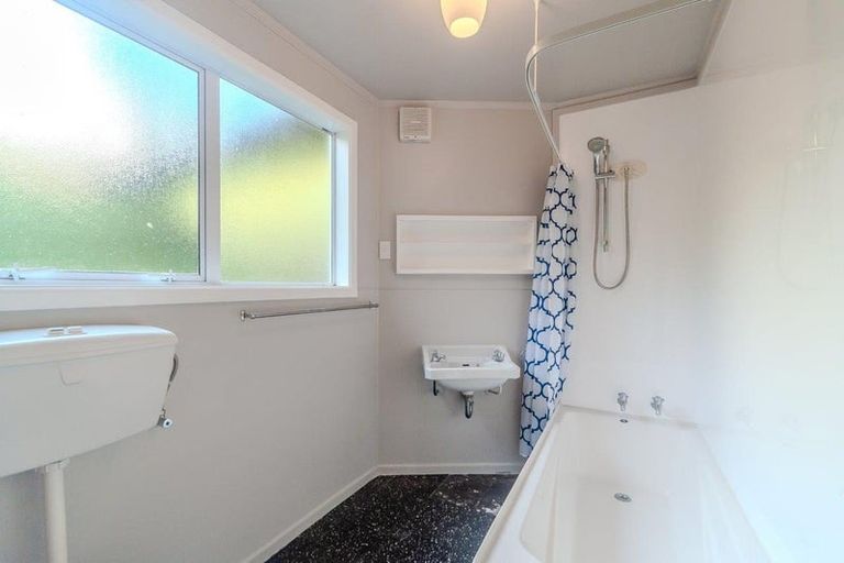 Photo of property in 106a Newlands Road, Newlands, Wellington, 6037