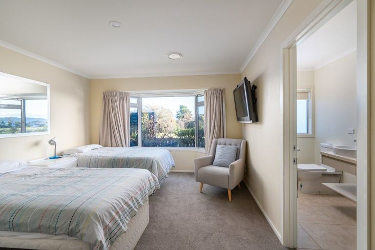 Photo of property in 5 Pukenamu Road, Rainbow Point, Taupo, 3330