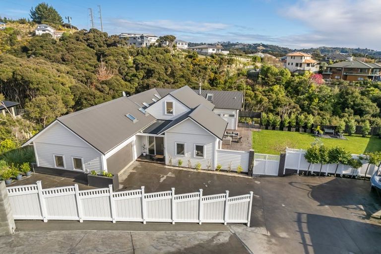 Photo of property in 5 Helm Place, Whitby, Porirua, 5024